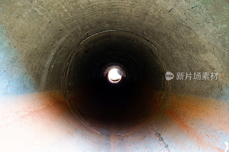 圆形隧道视图与光在末端