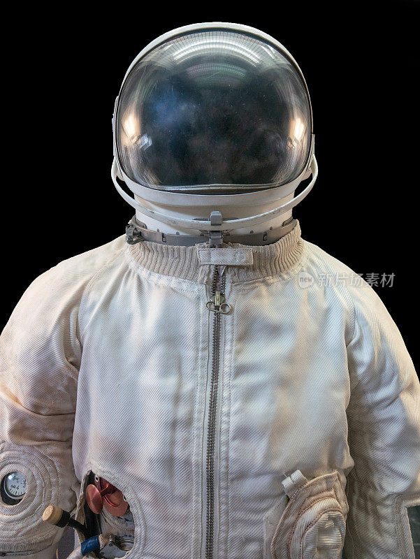 苏联宇航员或宇航员或宇航员的服装和头盔上的黑色背景