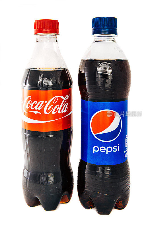 瓶中的可口可乐和百事可乐孤立的背景
