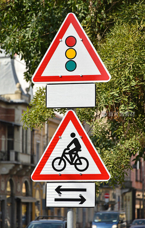 危险和自行车道路标志旁边的道路