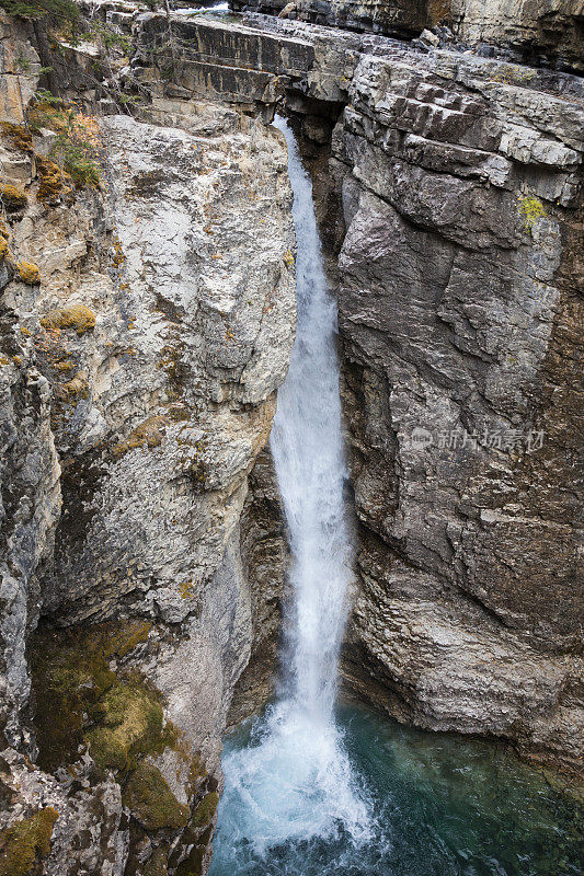 上瀑布约翰斯顿峡谷在加拿大落基山脉，阿尔伯塔，加拿大