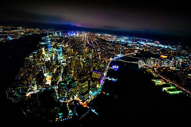 夜间从哈德逊河上空的直升机上俯瞰曼哈顿岛和世界贸易中心一号大楼