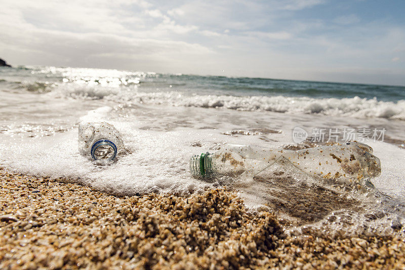 用过的塑料瓶被冲到海滩上。