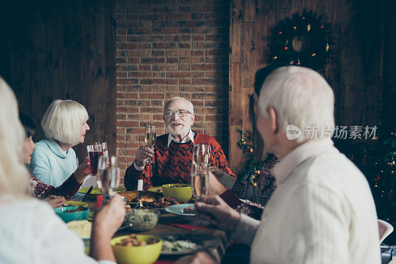 诺埃尔夫妇晚上见面，聚会。喜气洋洋的白发苍苍的爷爷奶奶说祝酒词，孙辈、儿子、女儿围坐在家宴上，围坐在饭桌前，祝贺乐呵呵