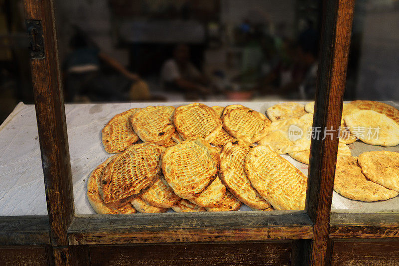 土耳其加齐安泰普一家传统面包店橱窗里的面包