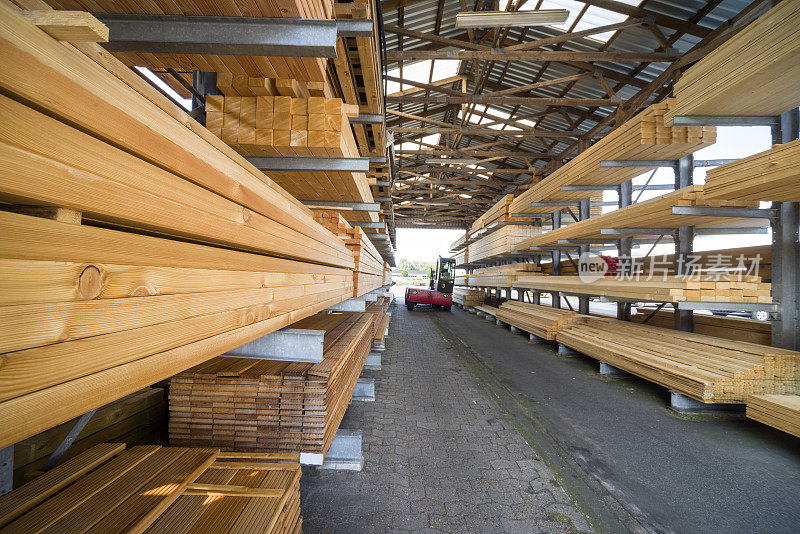 仓库中堆放着木板的货架