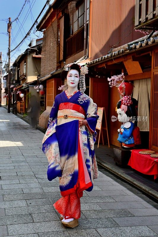 穿着舞子服装的日本女人走在京都祗园街