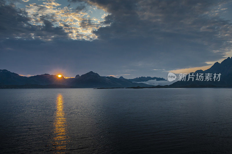挪威峡湾的午夜太阳