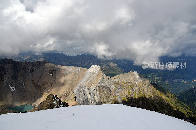 瑞士阿尔卑斯山的山峰