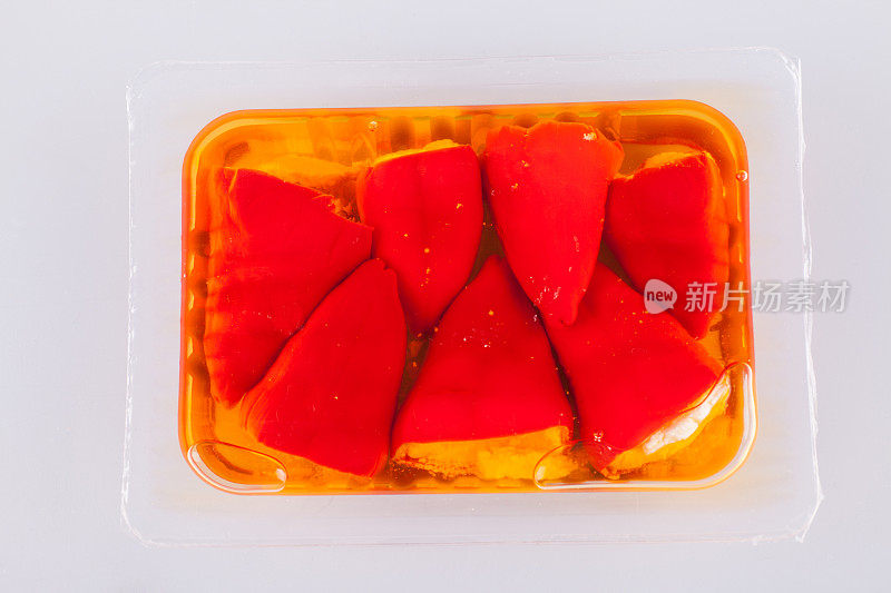 在玻璃储存中保存的蔬菜罐头食品罐子