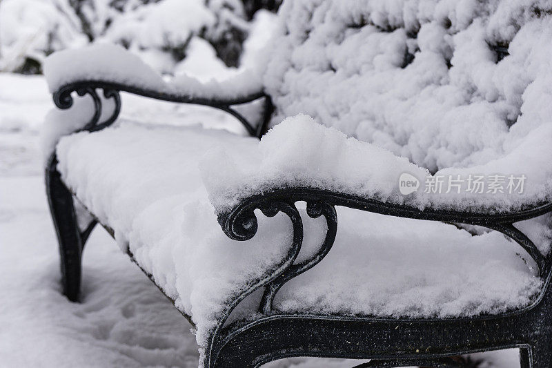 暴风雪过后的雪覆盖的长凳