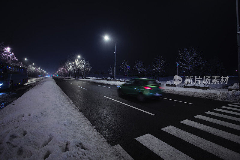 塞尔维亚贝尔格莱德市的雪夜