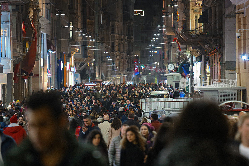 伊斯坦布尔塔克西姆拥挤的伊斯提卡尔大街