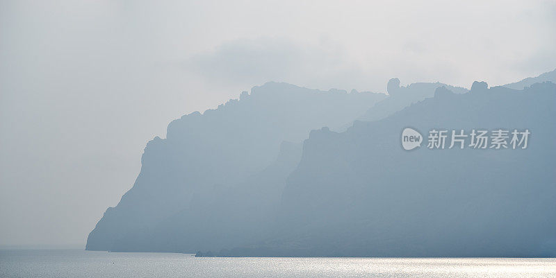 岩石海岸，卡拉达火山，阳光和阴霾，克里米亚