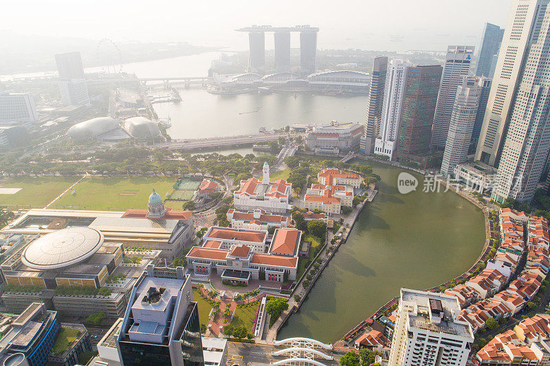 鸟瞰图新加坡天际线和滨海湾全景，码头是新加坡的经济中心，这里有所有主要的银行和保险建筑。