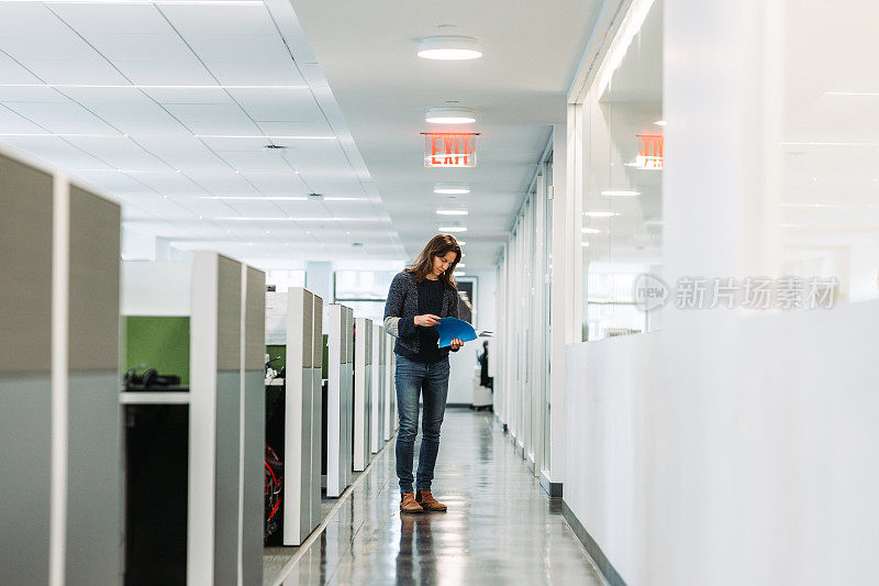 职场女性走进办公室