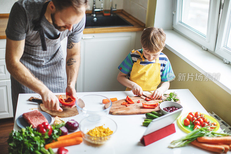 父亲和儿子准备食物