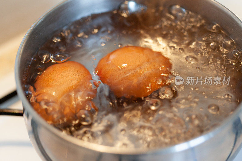 用不锈钢锅煮鸡蛋-特写