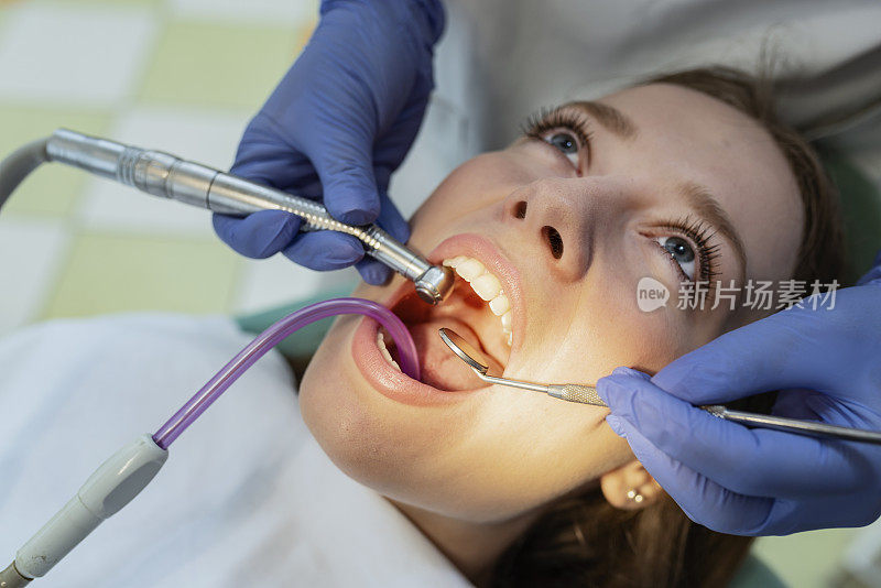 年轻女子正在牙科诊所接受牙科治疗