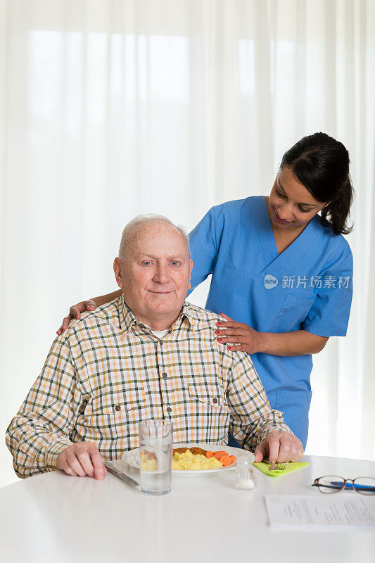 家庭看护给老人提供午餐