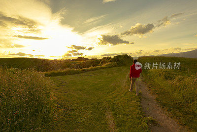 一位年轻人正在新西兰凯库拉海滩上享受宁静的风景