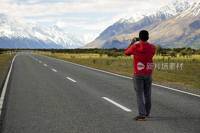 新西兰库克山:在库克山徒步旅行的旅行者