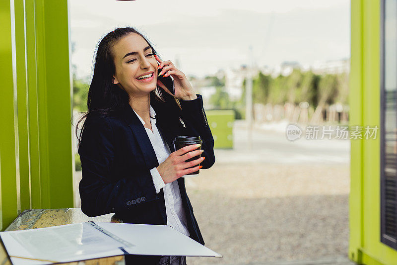 一位年轻的女商人正在讲电话