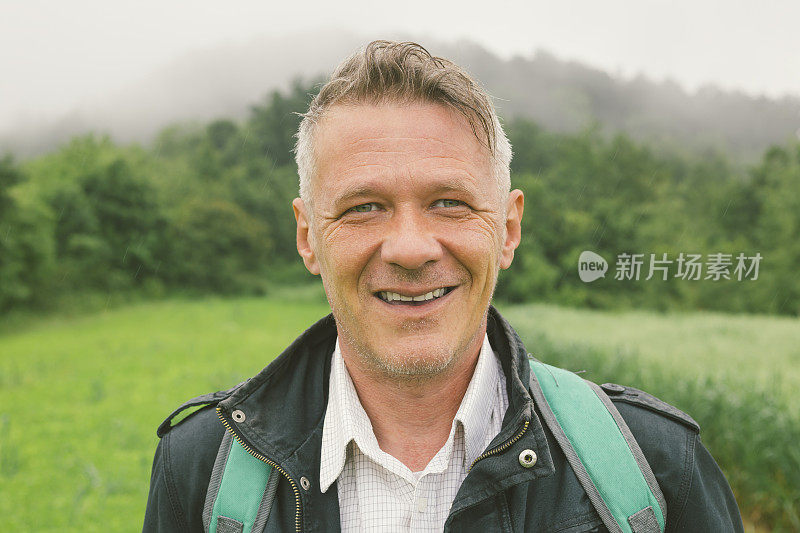 在下雨的春日在山上徒步旅行