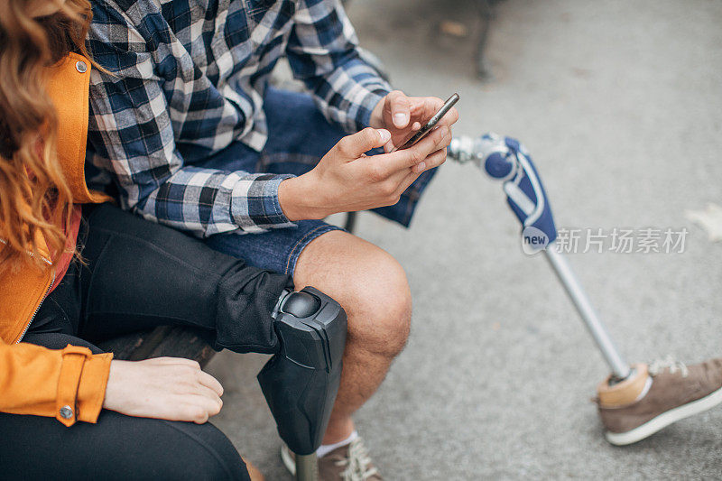 残疾夫妇使用智能手机