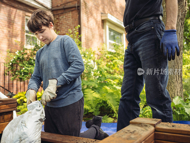 十几岁的男孩志愿在花园里