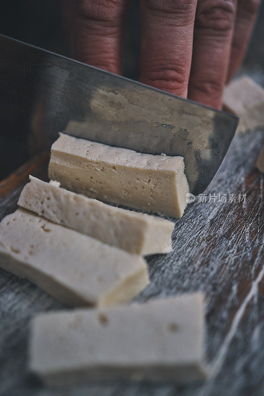 用木砧板切豆腐