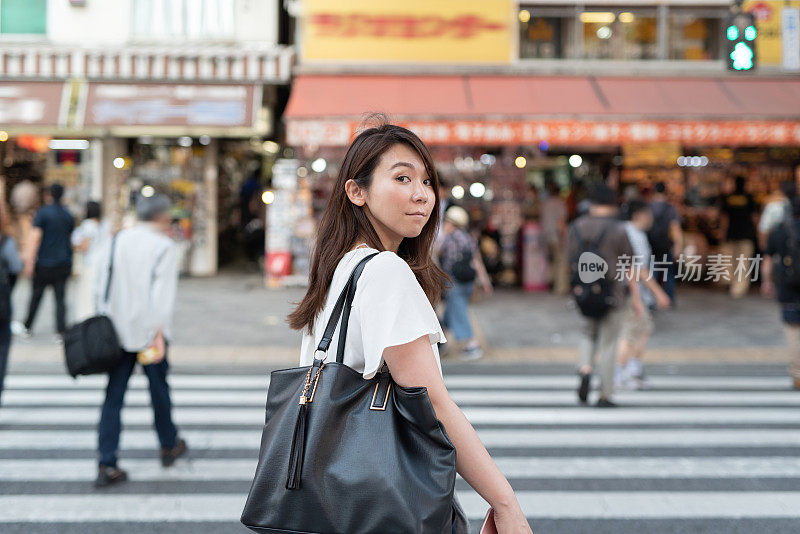 秋叶原大街上的一名极客女子