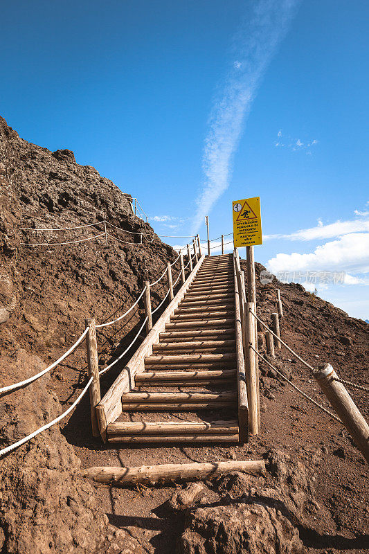 意大利维苏威火山山顶的楼梯