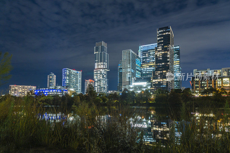 奥斯汀市中心的夜景，德克萨斯州，美国