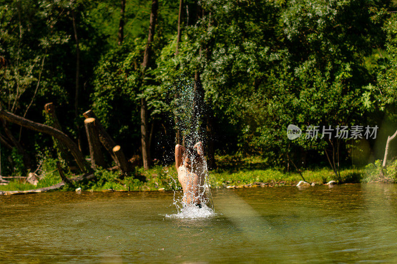 孩子在水中嬉戏，溅起水花。