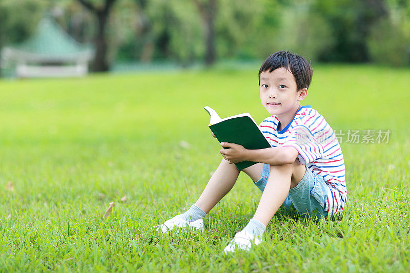 小男孩在看书