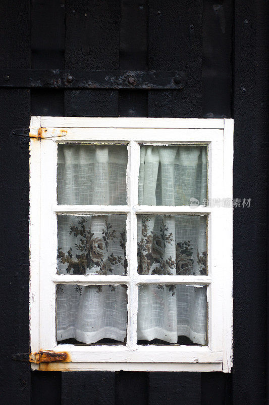冰岛，雷克雅未克:黑屋中的乡村老白窗