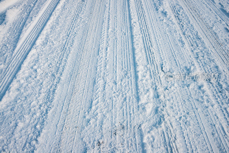 科罗拉多州丹佛市积雪街道上的轮胎印