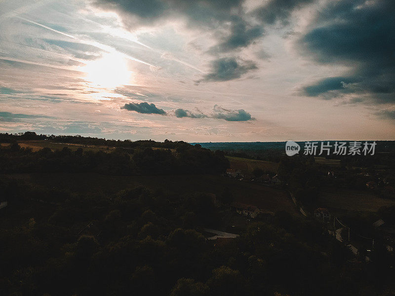 无人机拍摄的美丽乡村田野景观
