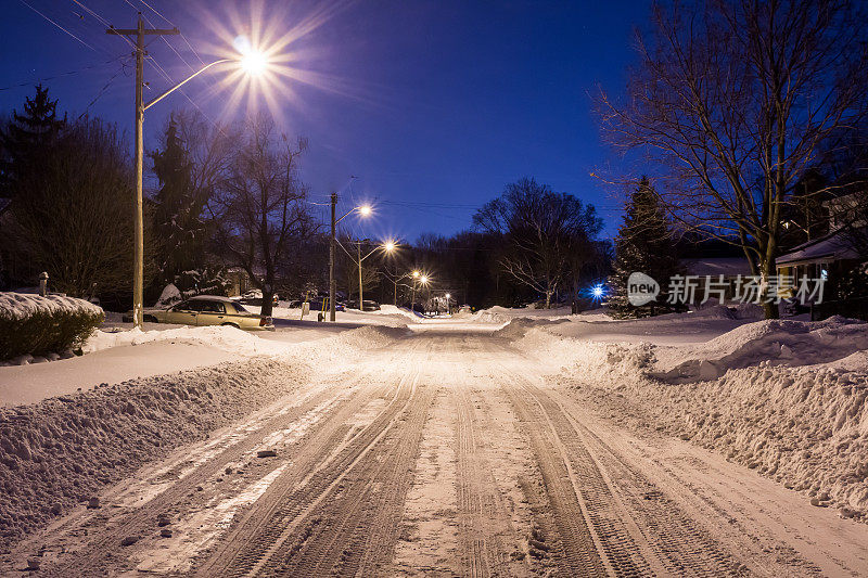 白雪覆盖的夜晚街道