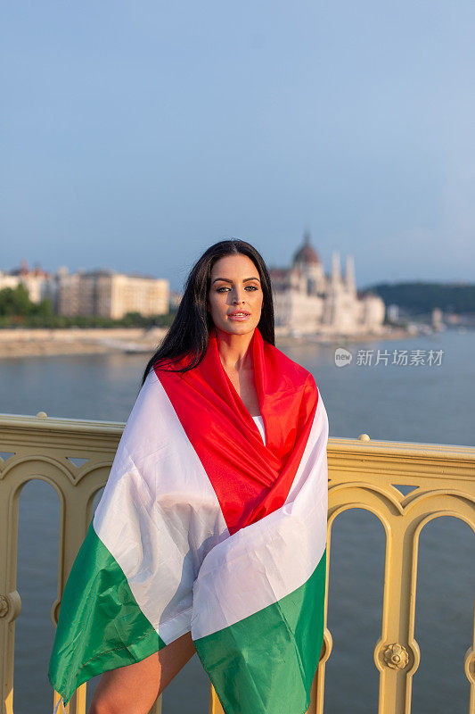 匈牙利布达佩斯，爱国的匈牙利妇女用国旗覆盖