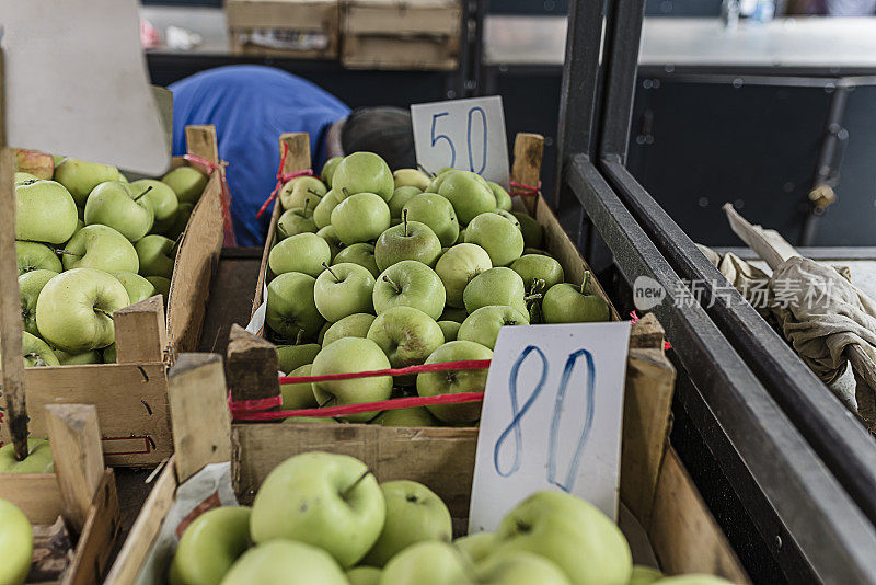 市场摊位上的苹果