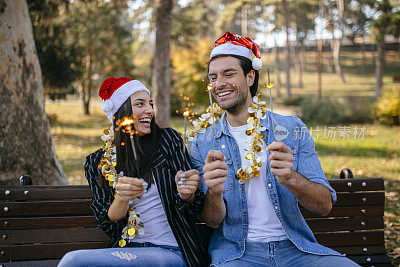 年轻夫妇在公园等待新年白天