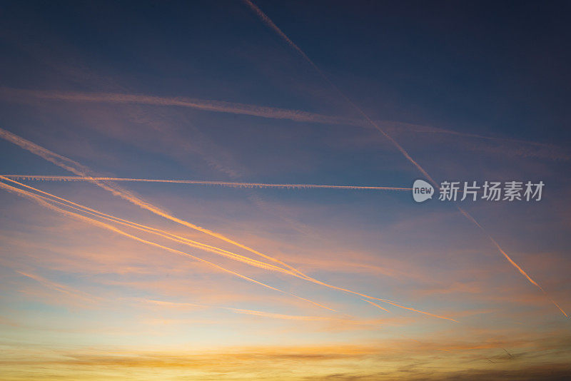 日落时飞机在海面上空的飞行轨迹。