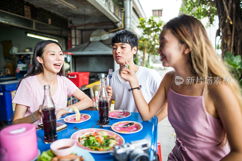 亚洲朋友品尝曼谷街头小吃