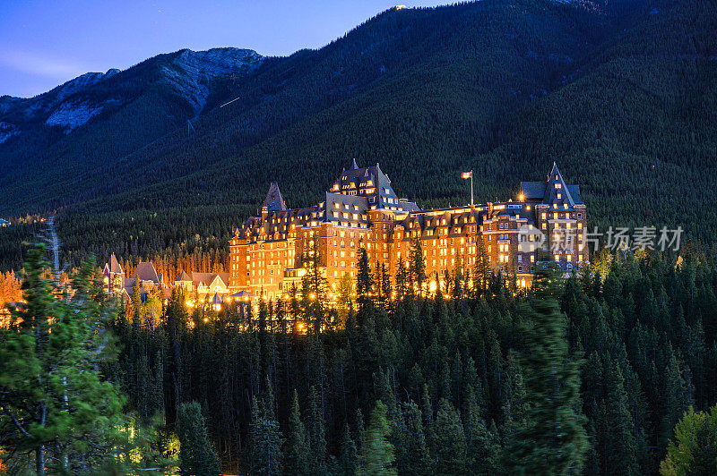 费尔蒙特班夫温泉豪华酒店与照明在加拿大落基山脉班夫国家公园