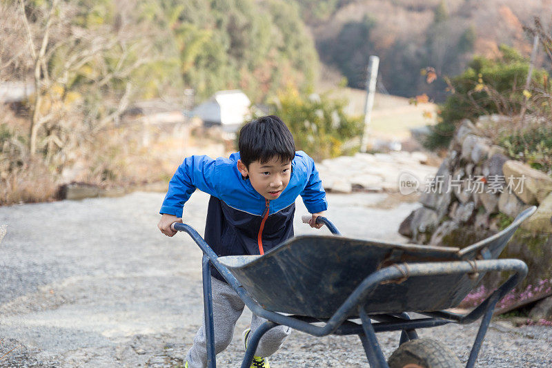 日本小孩工作。