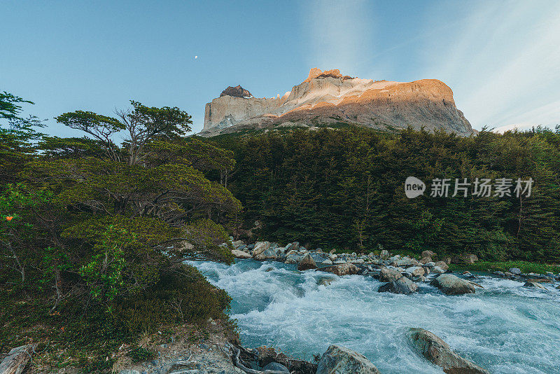 托雷斯·德尔·潘恩国家公园的湍急河