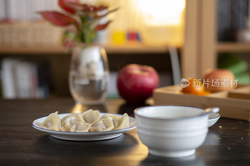 中式早餐:蒸饺子和肉粥