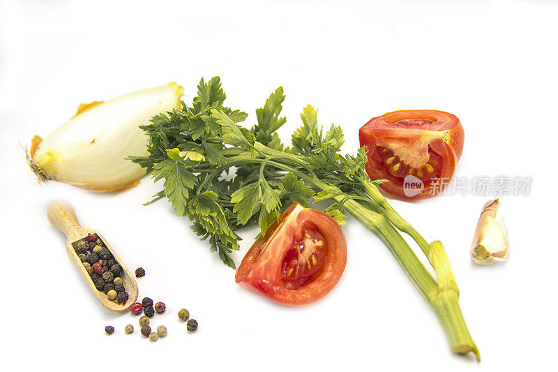 新鲜番茄，洋葱，大蒜和欧芹，白色背景